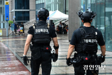 [영상+] 흉기 들고 대치하던 살인범, 경찰특공대 ‘7초’만에 제압