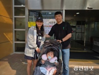 [현장 르포] 유권자로 북적인 사전 투표… 수원 영통구 광교1동 행정복지센터