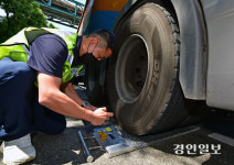[현장르포] 화물차 한 대 살펴보는데 10분… 핀잔에도 꼼꼼한 구슬땀