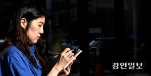 [인터뷰…공감] 희곡 ‘죽음들’로 전환점 맞은 황정은 극작가