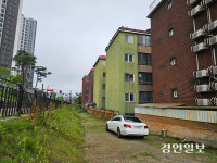 도로에 갇힌 빌라 4개동… 중재 없이 협상만 4년째
