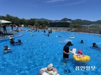 [포토] 가평 자라섬 야외수영장 ‘신나게 물장구’