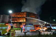 [영상+] 수원 권선동 아파트 모델하우스 화재… 소방당국 진화