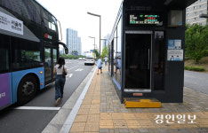 버스정류장 점자블록 코앞에 ‘셸터’ 장애인 부딪힐라