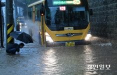 [화보] 호우주의보 속 나타난 의인