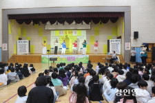 김포시 19개 초교에 전한 ‘좋은말 예쁜말’ 엄마들의 연극