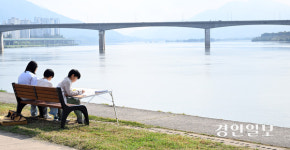 가을 하늘 담아… 붓으로 콕, 행복한 추억 [맑은 물 사랑 전국학생 사생대회]