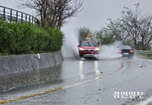 비오면 낭만이 공포로… ‘두얼굴의 강변도로’