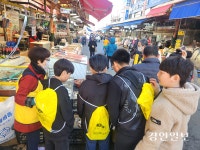 미래손님들에게 전통시장 매력 알렸다… 인수초 6학년 장보기 체험 진행