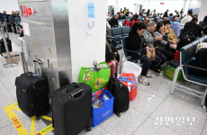 평택항 국제여객터미널, 상인·여행객 화물 엉켜 ‘난장판’