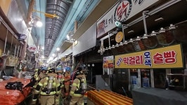 새벽시간 인천 신기시장에서 화재… 점포 6개 불타
