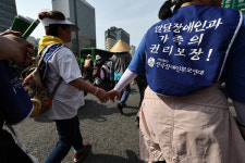 [사건 인사이드] 장애아 돌봄 부담 ‘벼랑끝 부모들’