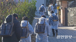 [현장르포] 인천 학익동 햇골마을 연탄나눔… 한파에도 ‘14㎏ 사랑’을 나눈다