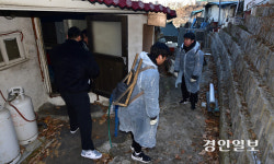 [현장르포] 인천 학익동 햇골마을 연탄나눔… 한파에도 ‘14㎏ 사랑’을 나눈다