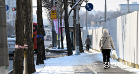 인도 점령한 수원 영통2 재건축… “통행 불편 사고날라” 주민 아찔