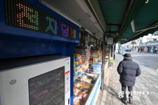 누구나 ‘구매하러 가기’… 규제 빈틈 ‘전자담배 자판기’