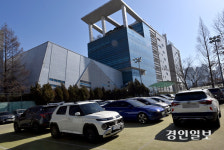 옹진군 옛 청사내 ‘농기센터’… 신축·이전 부지에 차량 ‘빼곡’