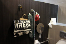 장애인화장실은 청소도구 넣어두는 창고?