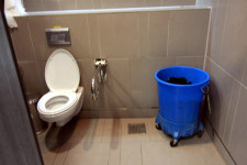 장애인화장실은 청소도구 넣어두는 창고?