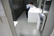 장애인화장실은 청소도구 넣어두는 창고?