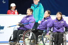 명승부 펼친 휠체어컬링 대표팀