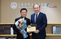 한성희 원장, 서울대치과병원에 1천만원 기부