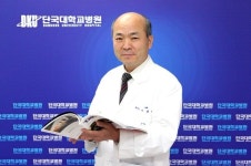 수술·당직·연구로 지쳐도 자세 강조한 흉부외과 교수