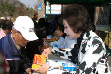 양천구약사회, 노인종합복지관에 의약품 전달