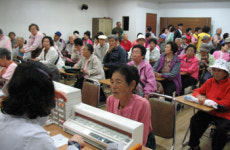 강동구약사회, 구민회관서 노인 대상 무료투약