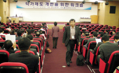 약·정간담회 좌장을 제약협회?…못말리는 시트콤 연출