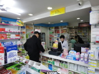 노인들이 찾는 그 약국엔 특별한 것이 있다