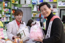 조아제약, 홍보대사 신영일 약국 방문…`의기羊양`