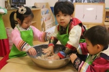 대웅제약, 사내 어린이집 `리틀베어` 설맞이 풍성