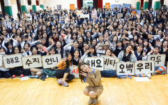 비타500 모델 수지, 경북 영천여고 깜짝 방문