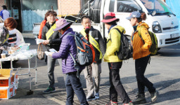 허리나은병원, 등산객 위해 `오이나눠드림` 봉사