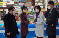 한동주 회장, 확진자 방문에 휴업한 약국 방문해 격려