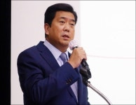 떠나는 강청희 의사 최초 무게 이겨내고 전문성 살렸다