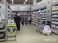 [현장] 금천구 마트 내 창고형 약국 개설…동네 약국 우려 심각