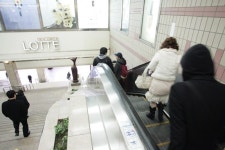 롯데百 에스컬레이터 사고에 법원 ‘철퇴’