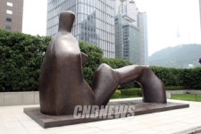 신세계백화점 옥상은 700억대 조형물 천지