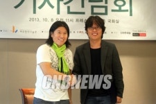 [포토]영화 제작 계약하는 펑정지에와 민병훈 감독