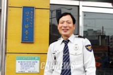 [경찰청 사람들 ⑫ 강북서 인수파출소 박래식 경위]찢긴 장판, 낙상 할머니에 새 장판 지원