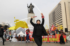 [예술인 시국선언 ①] 블랙리스트 작가들 기억날 때까지 두들겨주마