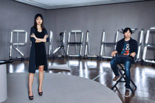 방앤리가 발광하는 네온에 슈퍼파워를 적은 사연은?