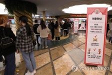 롯데월드 자유이용권 6만 원 넘었다!  네티즌 “줄 서느라 몇 개 타지도 못하는데”