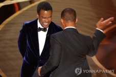 아카데미 시상식에서 크리스 락 뺨 때린 윌 스미스, 하루 만에 공개 사과...미국 현지 반응 vs 한국 반응