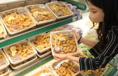 반값 경쟁 어디까지? 치킨·피자 이어 이번엔 반값 탕수육…“족발도 만들어 달라” vs “소상공인 굶어 죽으라는 것”