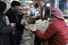 대구문화예술진흥원, 남구 대명시장 찾아 설맞이 장보기 행사로 지역 상권 응원