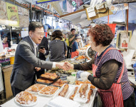 진교훈 강서구청장, 추석 앞두고 전통시장 찾아 민생 살펴