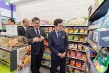 어르신 일자리 52% 늘린 강서구, 이번엔 시니어 편의점 열었다